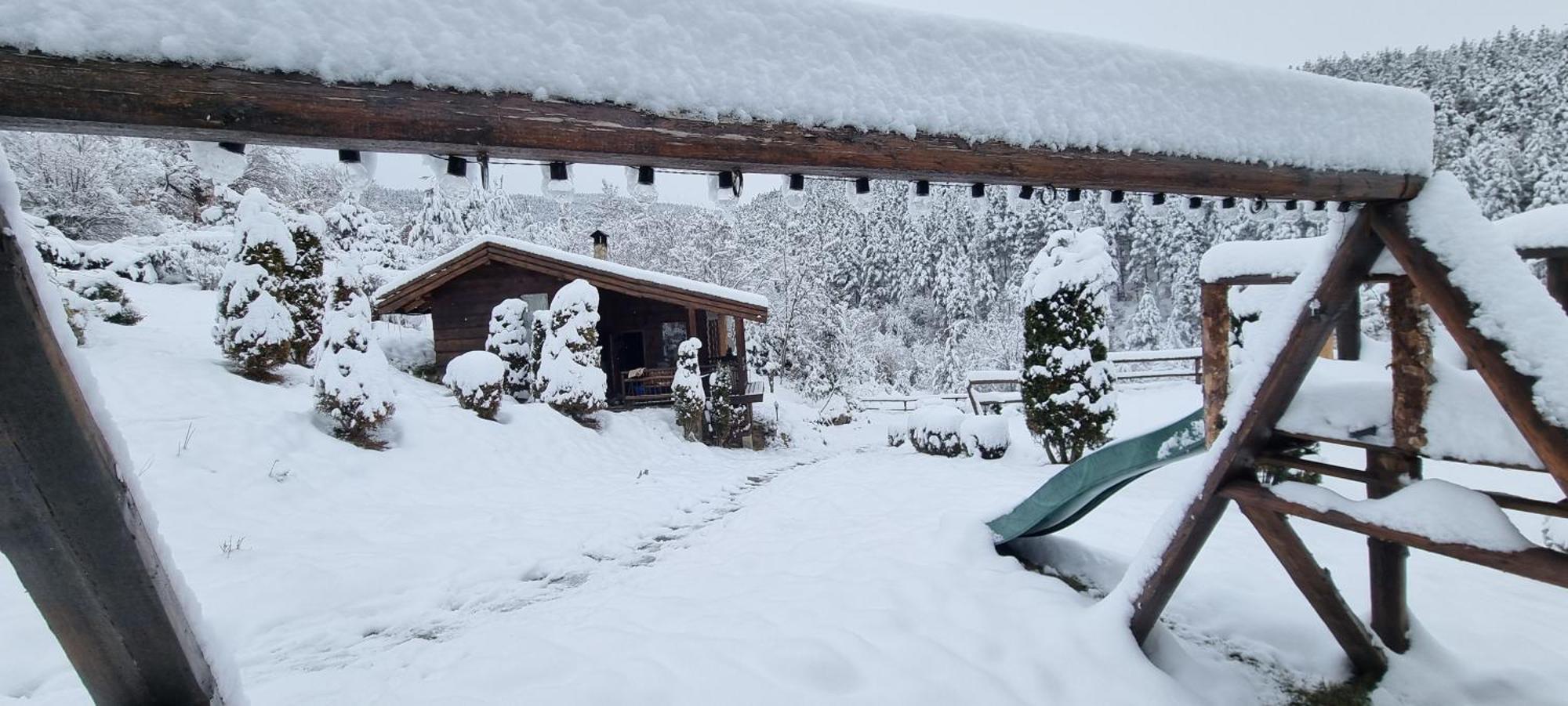 Панорама Хаус Лещен И Еко Къщи Дървена И Землянка Exterior photo