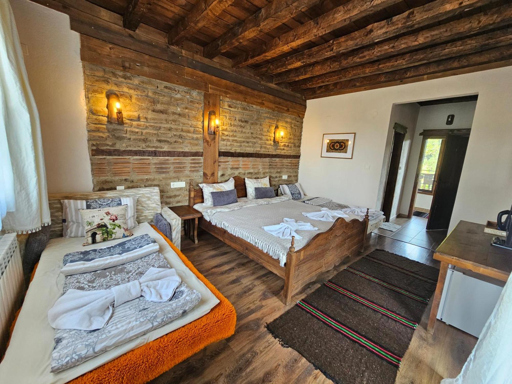 Панорама Хаус Лещен И Еко Къщи Дървена И Землянка Exterior photo